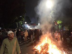 Rusuh di Depan Bawaslu: Ada Aksi Bakar-bakaran hingga Tembakan Kembang Api Rusuh di Depan Bawaslu: Ada Aksi Bakar-bakaran hingga Tembakan Kembang Api