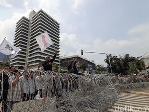 Massa Aksi 22 Mei Masih Berorasi di Depan Bawaslu