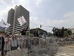 Massa Aksi 22 Mei Masih Berorasi di Depan Bawaslu