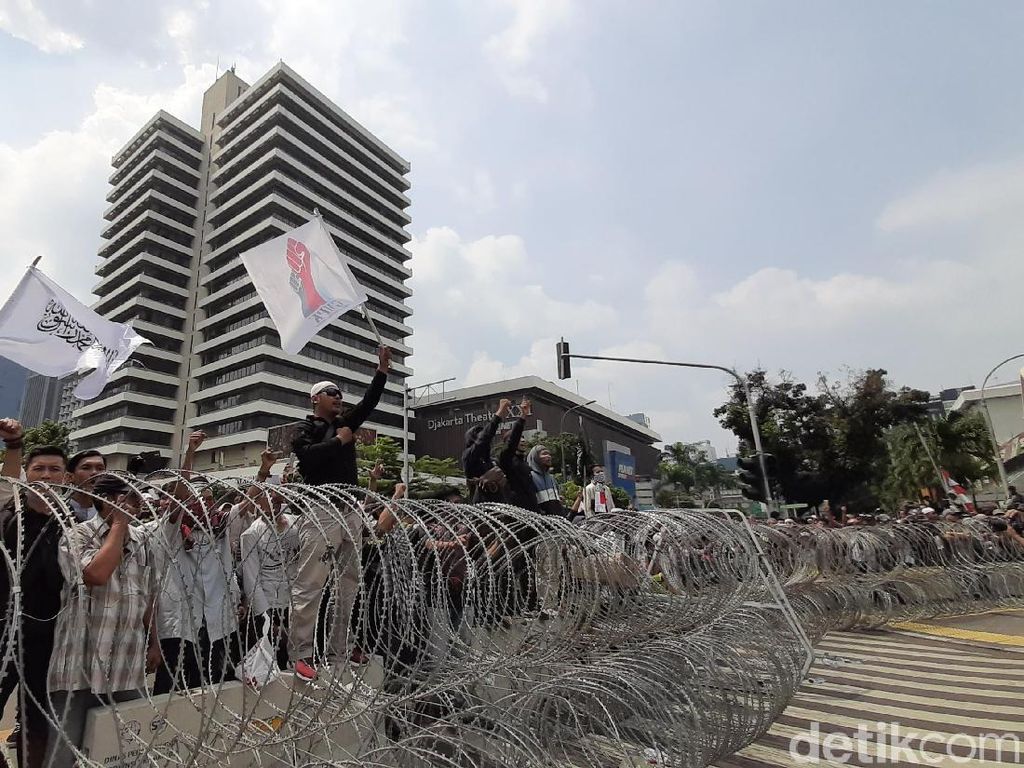 Massa Aksi 22 Mei Masih Berorasi di Depan Bawaslu Massa Aksi 22 Mei Masih Berorasi di Depan Bawaslu