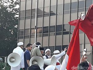 Amien Rais Hadir di Depan Bawaslu, Langsung Orasi dari Mobil Komando Amien Rais Hadir di Depan Bawaslu, Langsung Orasi dari Mobil Komando