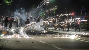 Jelang Sahur, Perang Gas Air Mata dan Petasan Pecah di Tanah Abang