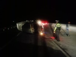 Mobil Rombongan Jemaah Shiddiqiyyah Magetan Terguling di Tol Nganjuk