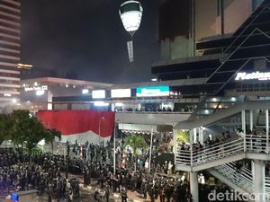 TNI-Polri Sisir Gedung Sarinah Minta Massa Bubarkan Diri