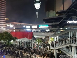 TNI-Polri Sisir Gedung Sarinah Minta Massa Bubarkan Diri