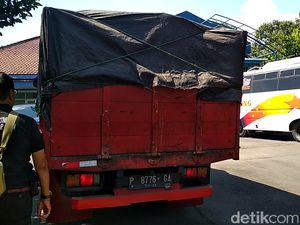 Razia Petugas Gabungan di Blitar Amankan Truk Muat Kayu Jati