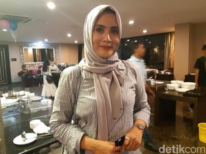 Elma Theana Lebaran Tanpa Suami, Ada Apa? Elma Theana Lebaran Tanpa Suami, Ada Apa?