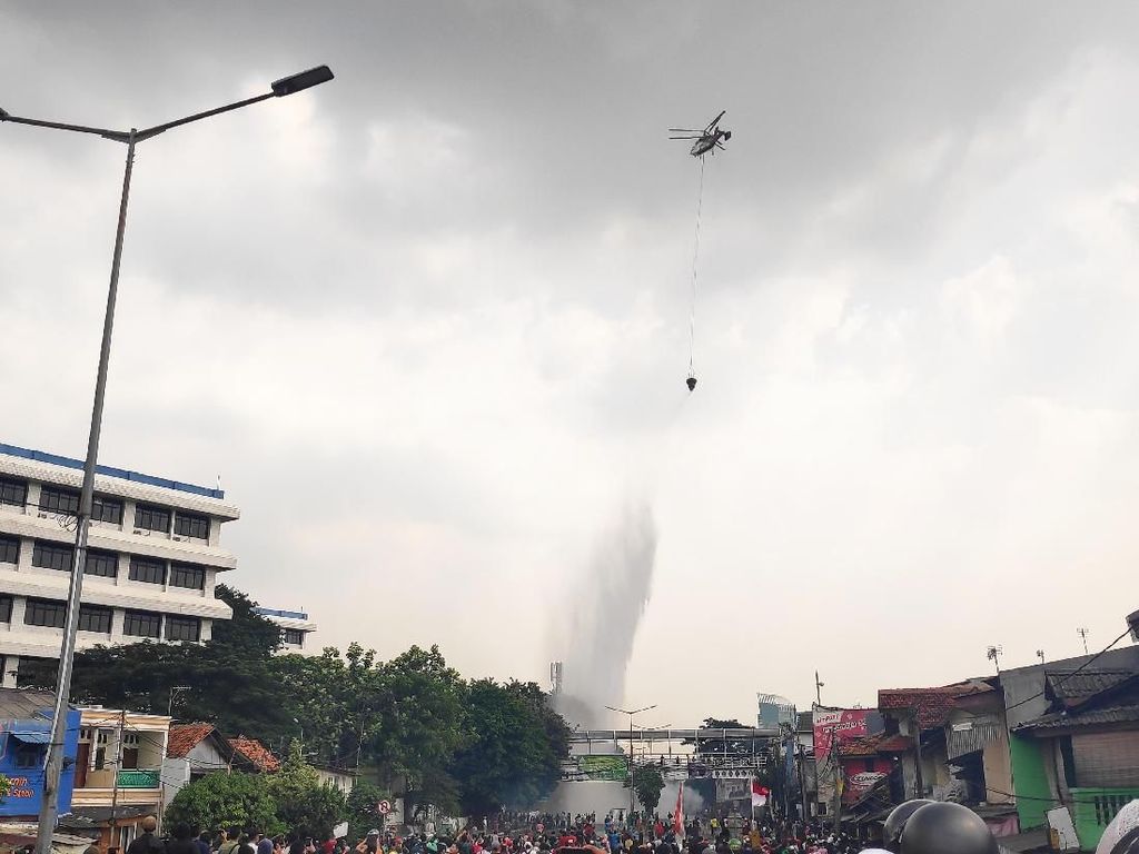 Heli Water Bombing Padamkan Ban yang Dibakar Massa di Tanah Abang Heli Water Bombing Padamkan Ban yang Dibakar Massa di Tanah Abang