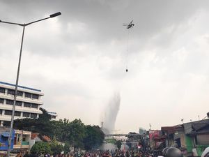 Heli Water Bombing Padamkan Ban yang Dibakar Massa di Tanah Abang Heli Water Bombing Padamkan Ban yang Dibakar Massa di Tanah Abang