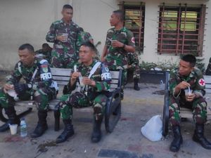 Momen TNI-Polri Buka Puasa Usai Amankan Massa di Jatibaru