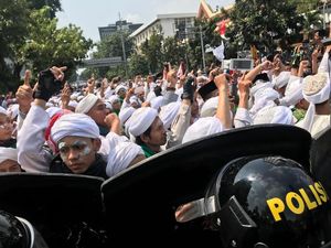Dengan Odol di Wajah, Massa Aksi 22 Mei Terus Orasi di Depan Bawaslu Dengan Odol di Wajah, Massa Aksi 22 Mei Terus Orasi di Depan Bawaslu