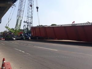 Girder Dipindahkan, Tol Jakarta-Cikampek Kembali Normal Girder Dipindahkan, Tol Jakarta-Cikampek Kembali Normal