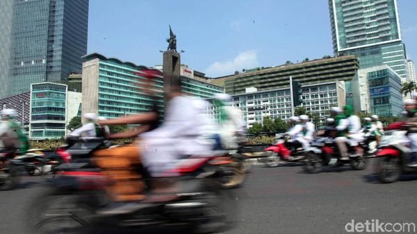 Massa Bersorban Mulai Bergerak Menuju Bawaslu