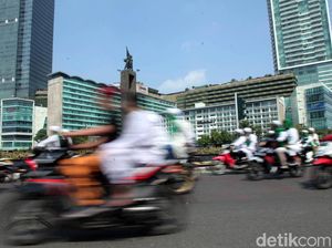 Massa Bersorban Mulai Bergerak Menuju Bawaslu