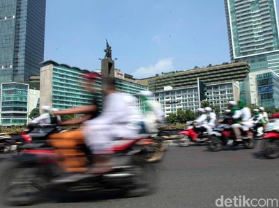 Massa Bersorban Mulai Bergerak Menuju Bawaslu