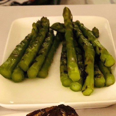 Jungkook makan asparagus