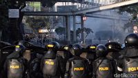 Potret Bentrokan Polisi dan Massa di Tanah Abang