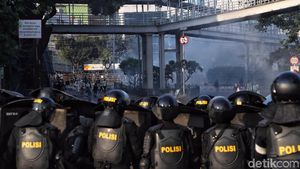Potret Bentrokan Polisi dan Massa di Tanah Abang