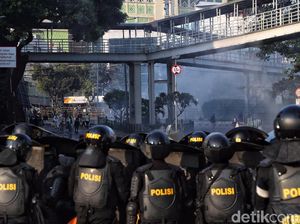 Potret Bentrokan Polisi dan Massa di Tanah Abang