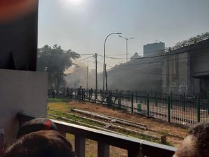90 Menit Berlalu, Stasiun Tanah Abang Masih Dikuasai Massa 90 Menit Berlalu, Stasiun Tanah Abang Masih Dikuasai Massa