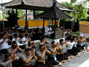 Polisi di Bali Doa Bersama untuk Keselamatan Rekannya di Jakarta