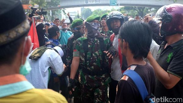 TNI Redam Massa di Tanah Abang