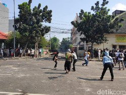 Bawa Kayu hingga Petasan, Massa Demo Berkumpul di Jl Jatibaru Tanah Abang