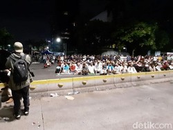 Massa Pendemo Salat Isya Berjemaah di Depan Bawaslu