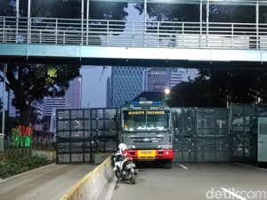 Cegah Massa ke Istana, Jalan Merdeka Barat Ditutup Pagar Besi Cegah Massa ke Istana, Jalan Merdeka Barat Ditutup Pagar Besi