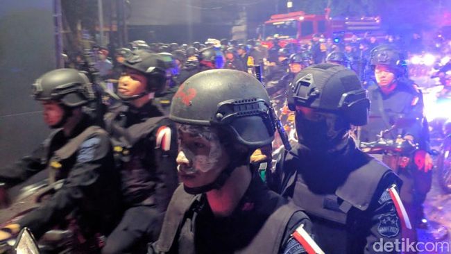 Berita Foto: Aparat Siaga di Bawaslu Pasca Rusuh di Tanah Abang Sabtu 24 Agustus 2019 Berita Foto: Aparat Siaga di Bawaslu Pasca Rusuh di Tanah Abang Sabtu 24 Agustus 2019