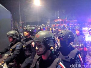 Foto: Aparat Siaga di Bawaslu Pasca Rusuh di Tanah Abang