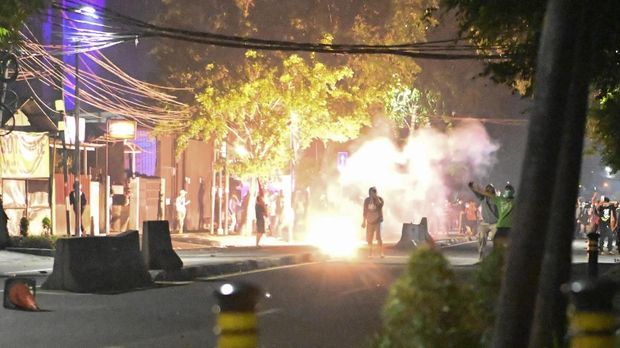 Kerusuhan sempat terjadi dalam aksi di sekitar gedung Bawaslu dan Tanah Abang, Rabu (22/5) dini hari.