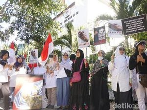 Massa Ratu Adil Aksi Damai di Surabaya, Doakan 6 Korban Tewas di Jakarta