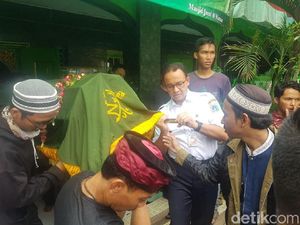 Anies Takziah ke Korban Tewas Demo Rusuh di Kawasan Jakarta Pusat