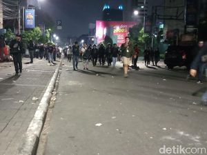 Polisi ke Massa yang Bikin Ricuh: Sudah Cukup, Sahur... Sahur...