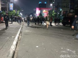 Polisi ke Massa yang Bikin Ricuh: Sudah Cukup, Sahur... Sahur...