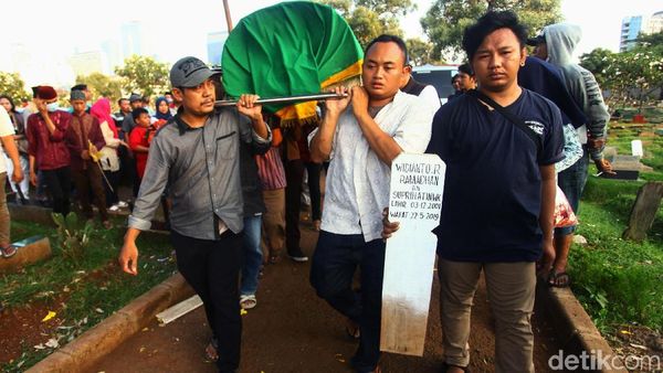 Jenazah Korban Bentrok 22 Mei Dimakamkan