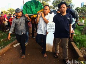 Jenazah Korban Bentrok 22 Mei Dimakamkan