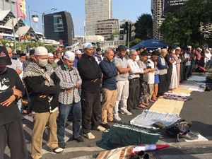 Massa Aksi 22 Mei Salat Ashar Berjemaah di Depan Bawaslu Massa Aksi 22 Mei Salat Ashar Berjemaah di Depan Bawaslu