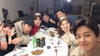 Pose Keren Lim Ju Hwan Different Dreams Saat Makan Hot Pot dan Ngopi