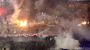 Kondisi Ricuh Massa Aksi 22 Mei di Bawaslu Malam Ini