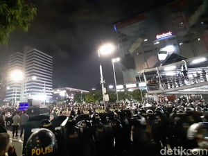 Massa Tak Lagi Lempari Polisi, Mobil Komando Tinggalkan Depan Bawaslu