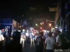 Rentetan Serangan Petasan di Depan Asrama Brimob