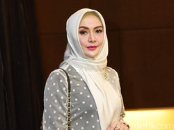 Eddies Adelia Kenang Sosok Almarhumah Rina Gunawan