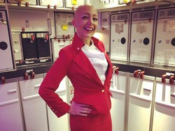 Rambut Terus Rontok, Pramugari Ini Percaya Diri Bertugas dengan Kepala Botak