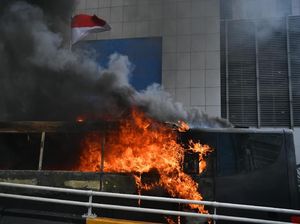 Ini Bus Brimob yang Dibakar Massa di Slipi