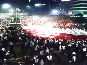 Bendera Merah Putih Raksasa Terbentang Saat Ricuh di Depan Bawaslu