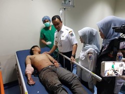 Anies ke RS Tarakan Jenguk Korban Luka Akibat Demo