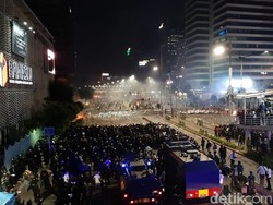 Massa Ricuh Lagi, Depan Bawaslu Penuh Asap