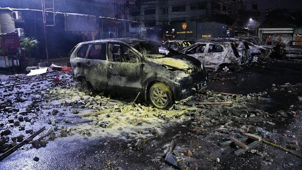Sisa pembakaran sejumlah kendaraan di sekitar asrama Brimob Petamburan.